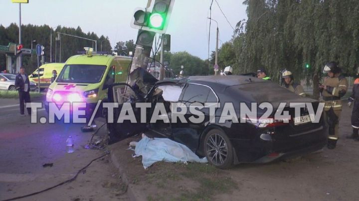 В Казани иномарка влетела в светофорный столб - водитель погиб