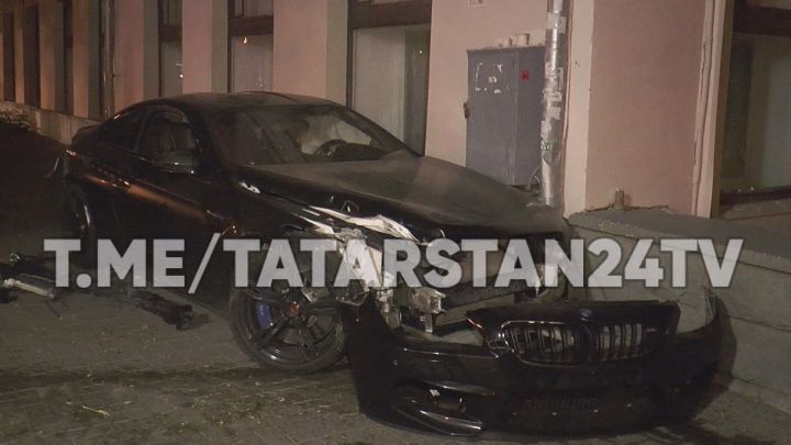 Водитель разбил спорткар BMW в центре Казани
