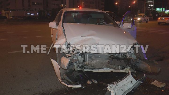 Два человека пострадали в ночной аварии в Казани