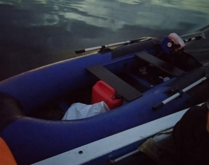 Спасатели помогли двум казанцам, у которых посередине реки заглохла лодка