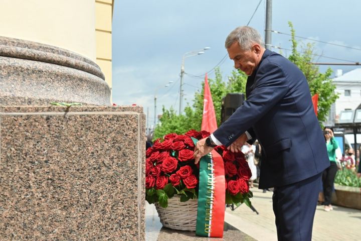 Минниханов возложил цветы к памятнику Пушкину в Казани