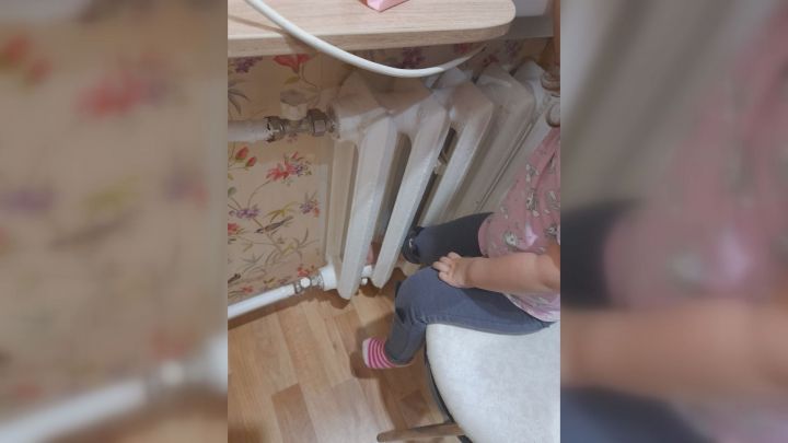 В Казани спасатели помогли 3-летней девочке, нога которой застряла в батарее