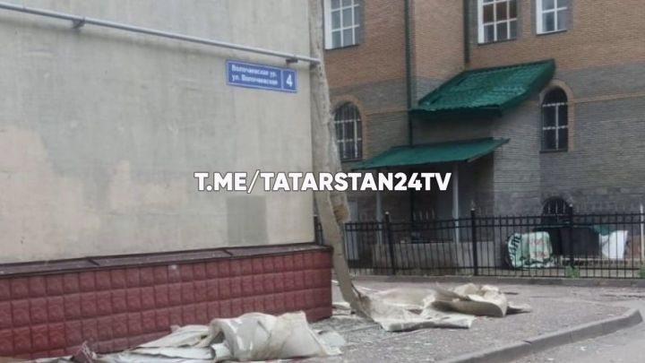 Сильный ветер в Казани обрушил часть штукатурки с фасада дома