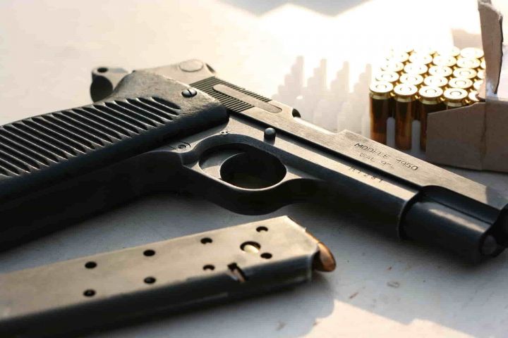 В Казани мужчина открыл стрельбу из пистолета по подросткам