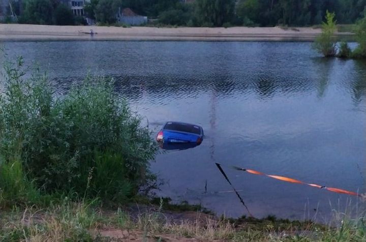 Возле «Ак Барс Арены» в Казани автомобиль съехал в воду