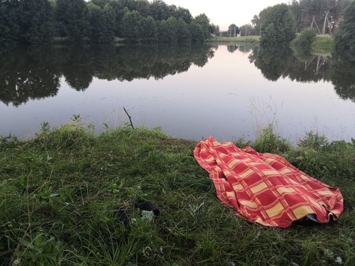 Татарстанец пошел купаться на необорудованный пляж и утонул