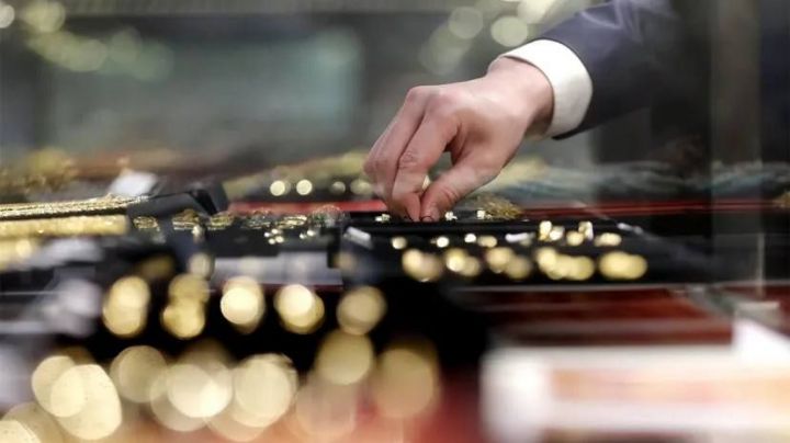 Казанец вынес из ювелирного магазина бриллианты на 2 млн рублей