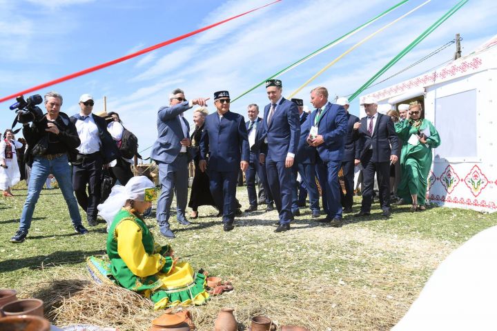 Минниханов принял участие во всероссийском сельском Сабантуе в Мордовии