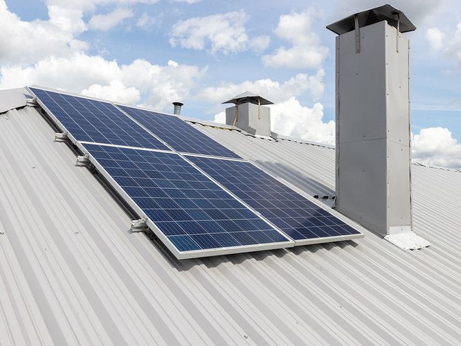 В Казани на крыше одного из домов установили солнечные батареи