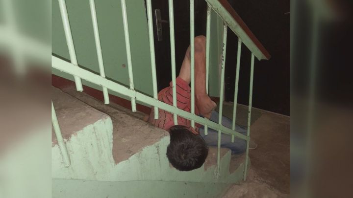 Пьяный казанец просунул голову между прутьями лестницы и застрял