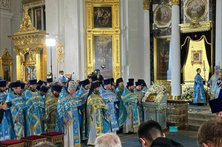 Тысячи верующих совершили крестный ход от Казанского Кремля
