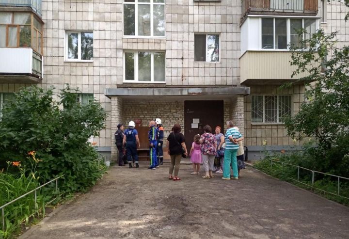Женщина застряла в скамейке у подъезда в Казани