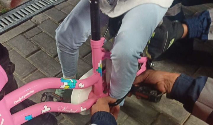 У маленькой девочки нога застряла в велосипеде в Казани
