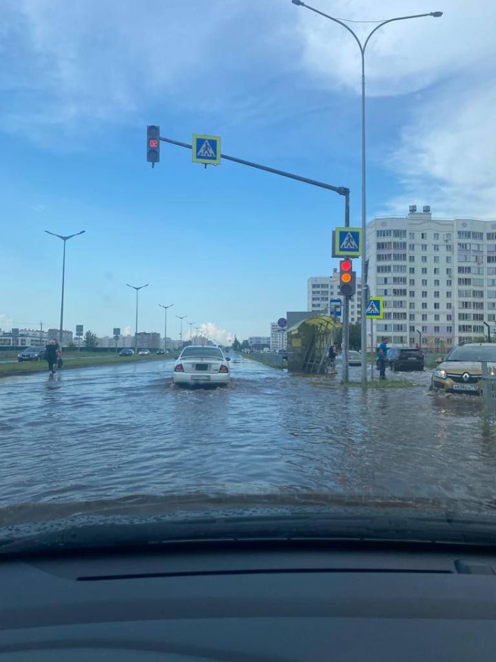 В Нижнекамске после сильного ливня затопило улицы