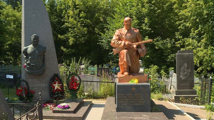Активисты союза ветеранов Татарстана посетили Арское кладбище