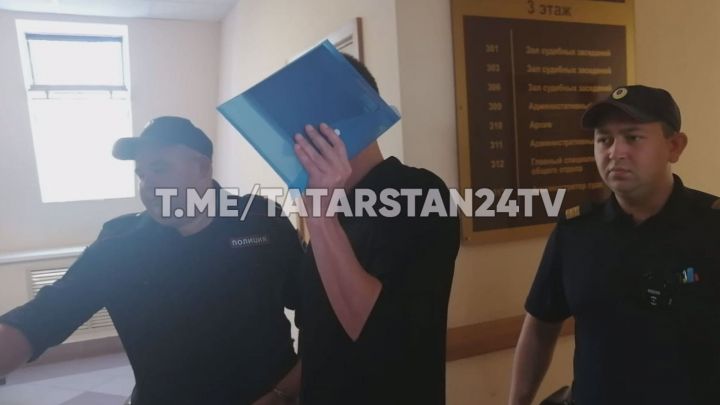 В Казани судят мужчину, обвиняемого в изнасиловании дочери и ее подруги