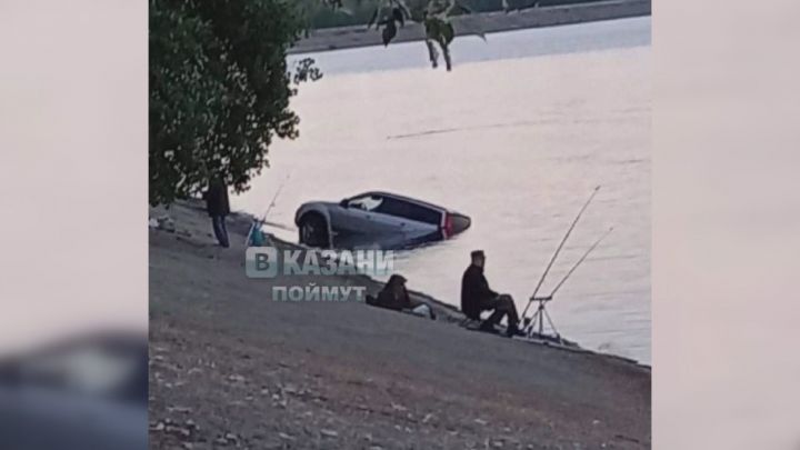 «Ловись, машина!»: на Кировской дамбе в Казани рыбак утопил авто