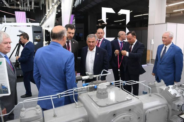 Минниханов принимает участие в промышленной выставке «Иннопром-2022»