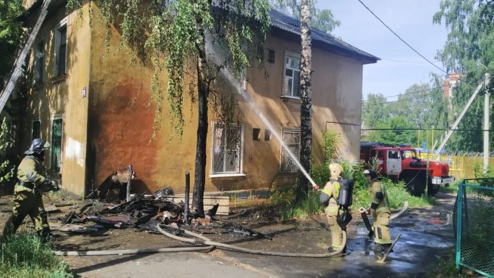 Кровля двухэтажного жилого дома загорелась в Казани
