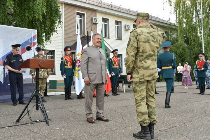 Минниханов встретился с росгвардейцами, прибывшими со спецоперации на Украине
