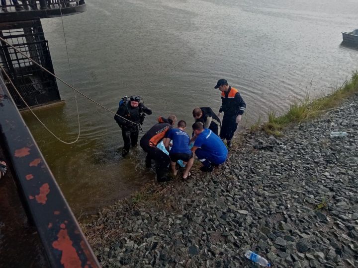 Водолазы нашли тело школьницы, утонувшей в альметьевском озере