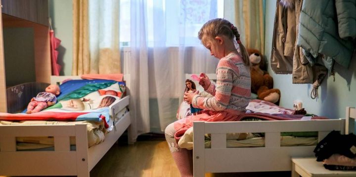 В Госудуму внесли законопроект о запрете гражданам недружественных стран усыновлять детей из России