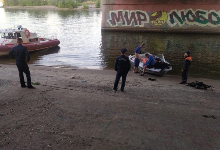 Мужчина спрыгнул с моста на Кировской дамбе и утонул в Казанке