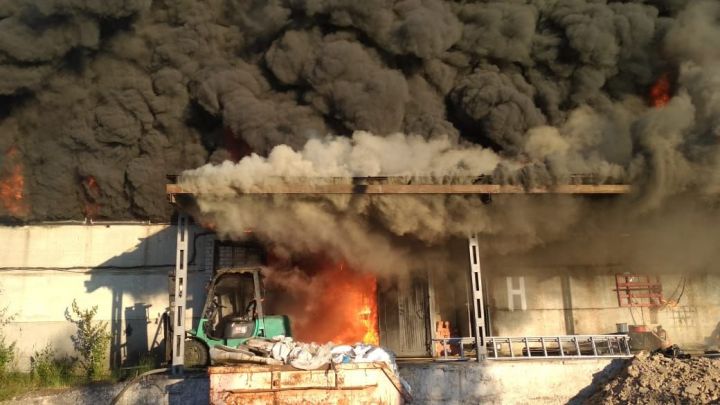 В МЧС назвали предварительную причину пожара на складе под Казанью