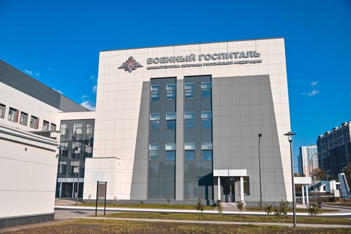 Минниханов и замминистра обороны РФ посетили военный госпиталь в Казани