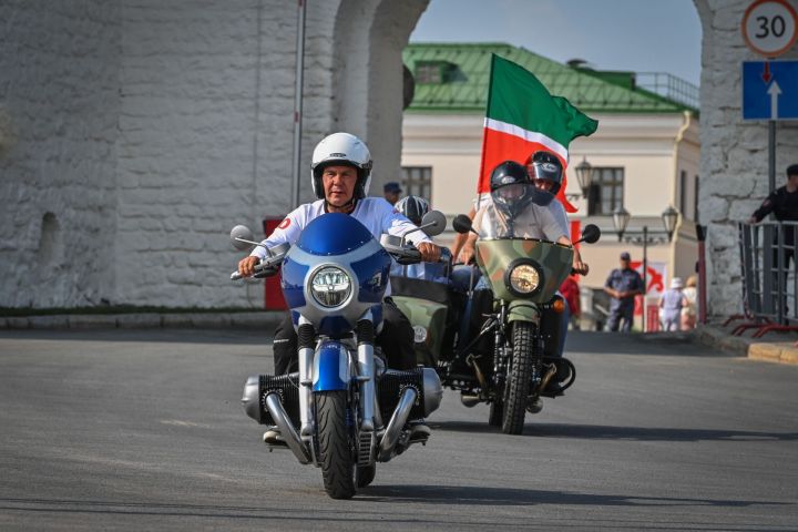 Минниханов прокатился по Казани на мотоцикле