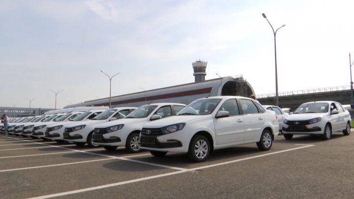 Минниханов вручил ключи от автомобилей победителям конкурса муниципальных образований