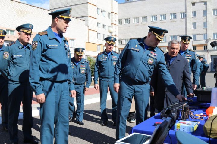 Рустам Минниханов и глава МЧС России ознакомились с производством самолета Ту-214