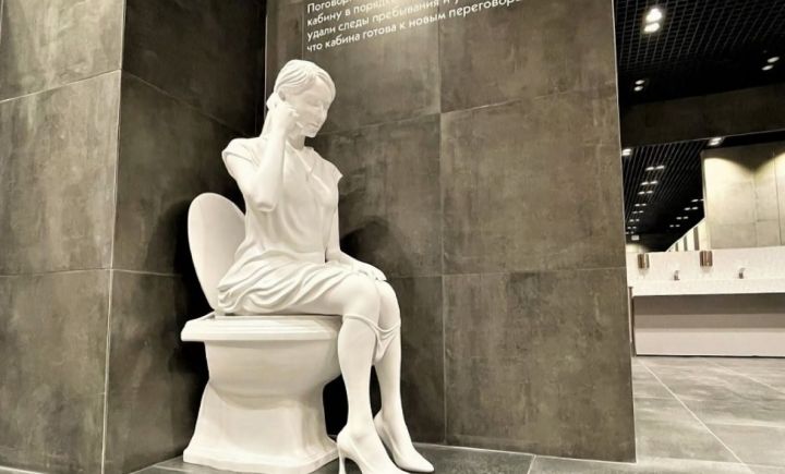 В челнинском театре установили скульптуру девушки, сидящей на унитазе