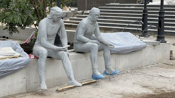 В Челнах испорчена статуя у нового здания театра «Мастеровые»