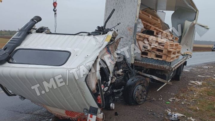 У грузовика оторвало кабину в страшном ДТП в Татарстане – водитель погиб