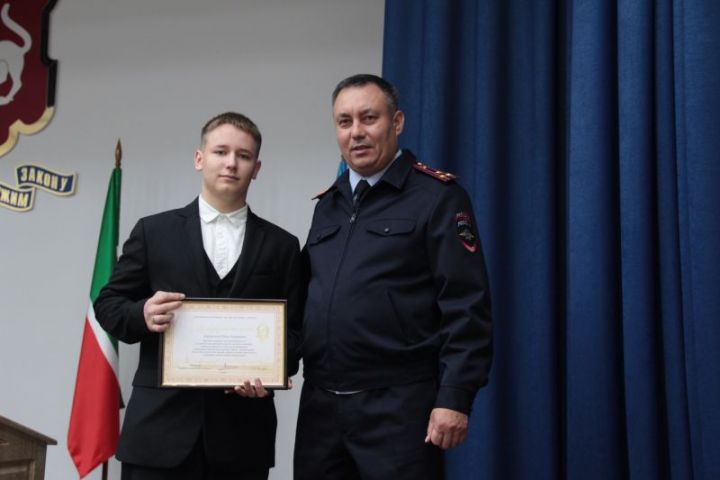 Студента из Челнов наградили за помощь в задержании преступника в розыске