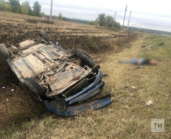 В Лаишевском районе легковушка вылетела с трассы, водитель погиб