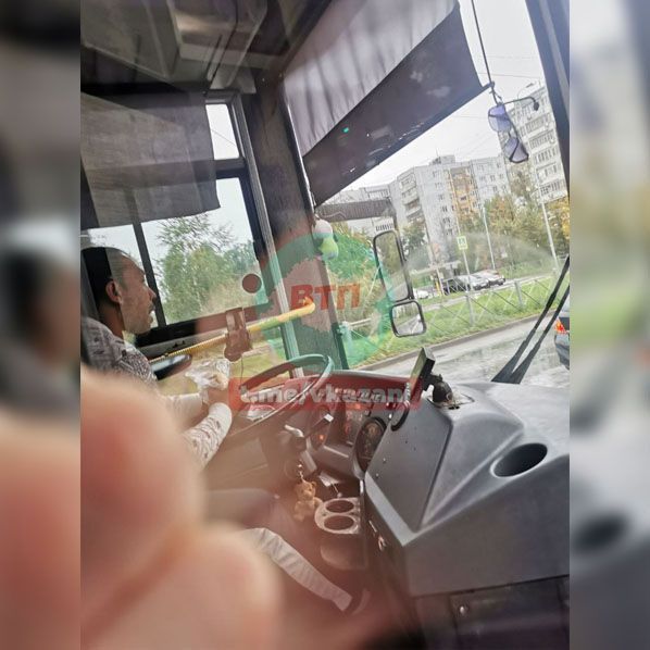 Жители Казани пожаловались на многозадачного водителя автобуса