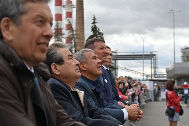 Президент РТ принял участие в торжествах по случаю Дня нефтяника в Альметьевске