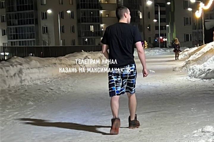 Потеплело до -14: в Казани мужчина зимой прогуливался в шортах и футболке