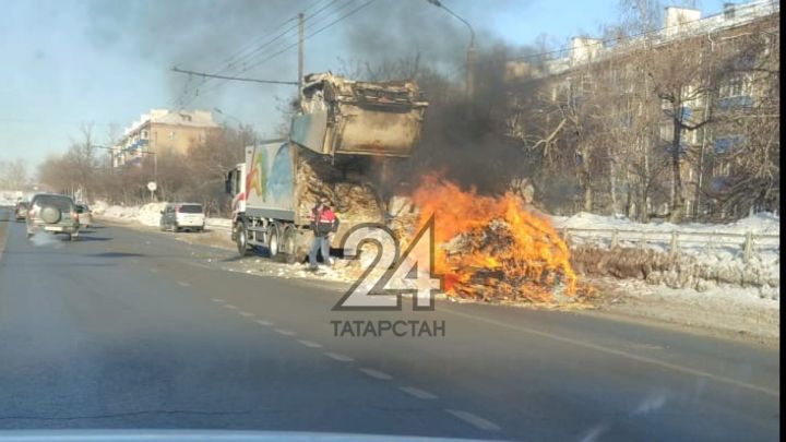 Вспыхнул на ходу: в Казани в мусоровозе загорелся мусор