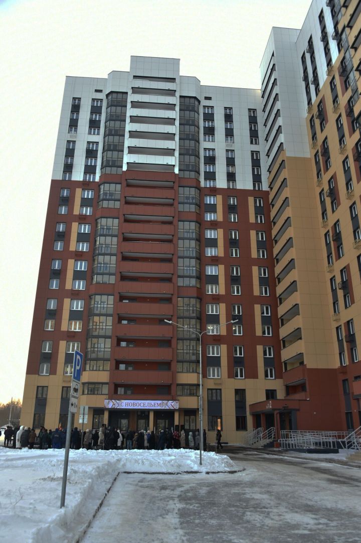 Президент РТ дал старт заселению казанских врачей в новый дом по соципотеке