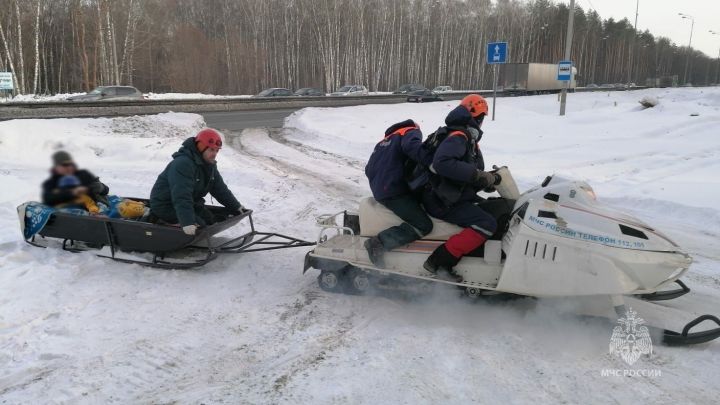 Сотрудники МЧС спасли лыжницу, которая упала и сломала ногу в лесопарке на озере Лебяжье