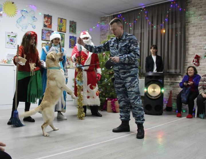 Полицейский Дед Мороз поздравил подопечных центра досуга инвалидов «Мечта»