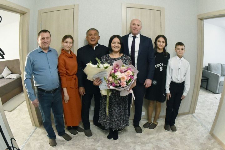 Казанские медицинские работники получили ключи от квартир в новом соципотечном доме