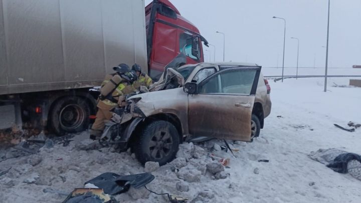 Два человека погибли в ДТП с фурой на трассе в Татарстане
