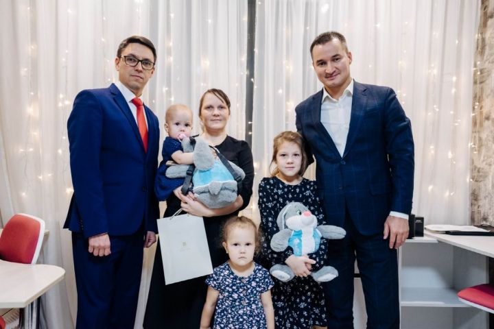 Ринат Садыков поздравил с новосельем многодетную семью из Татарстана, получившую жилье по республиканской программе