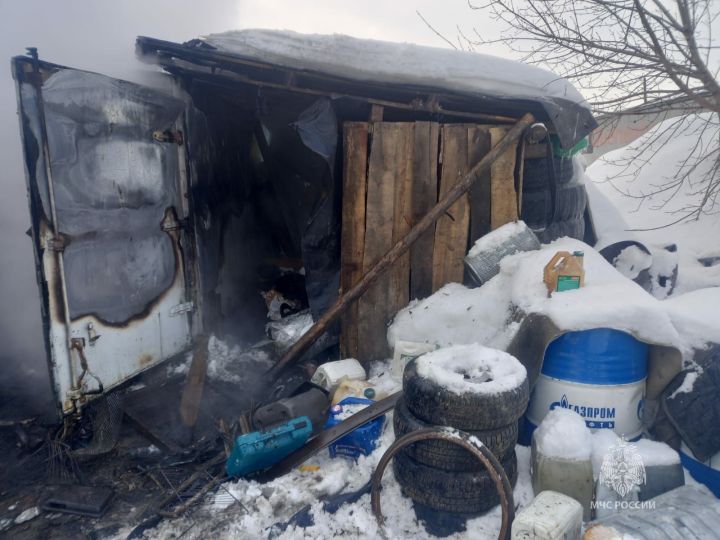 В Зеленодольске охранник пострадал при пожаре в вагончике, отапливаемом «буржуйкой»