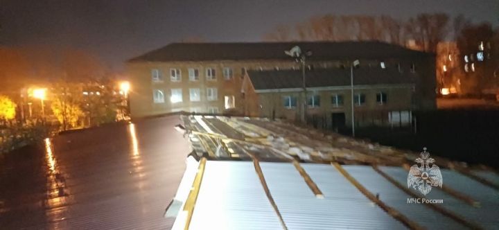 В Альметьевске из-за непогоды ветром унесло крышу медколледжа