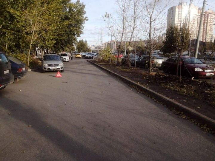 В Казани младенец выпал на асфальт, когда его мать с коляской сбило авто